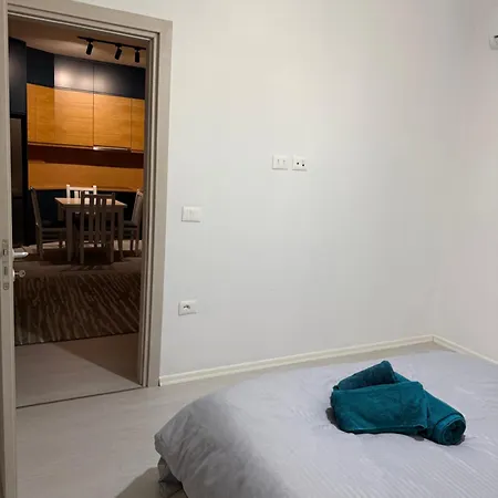 Maisonnova Deluxe 2 * טיראנה