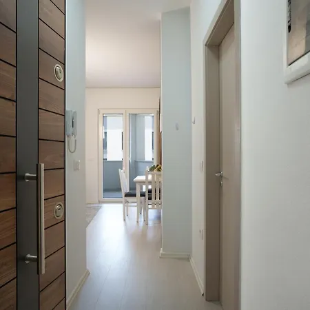 Maisonnova Deluxe 2 * טיראנה